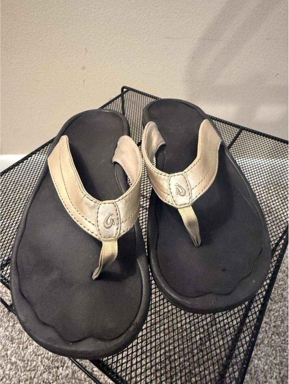 Olukai Ohana Flip Flops Sandals - Women’s 9 - Gold Black